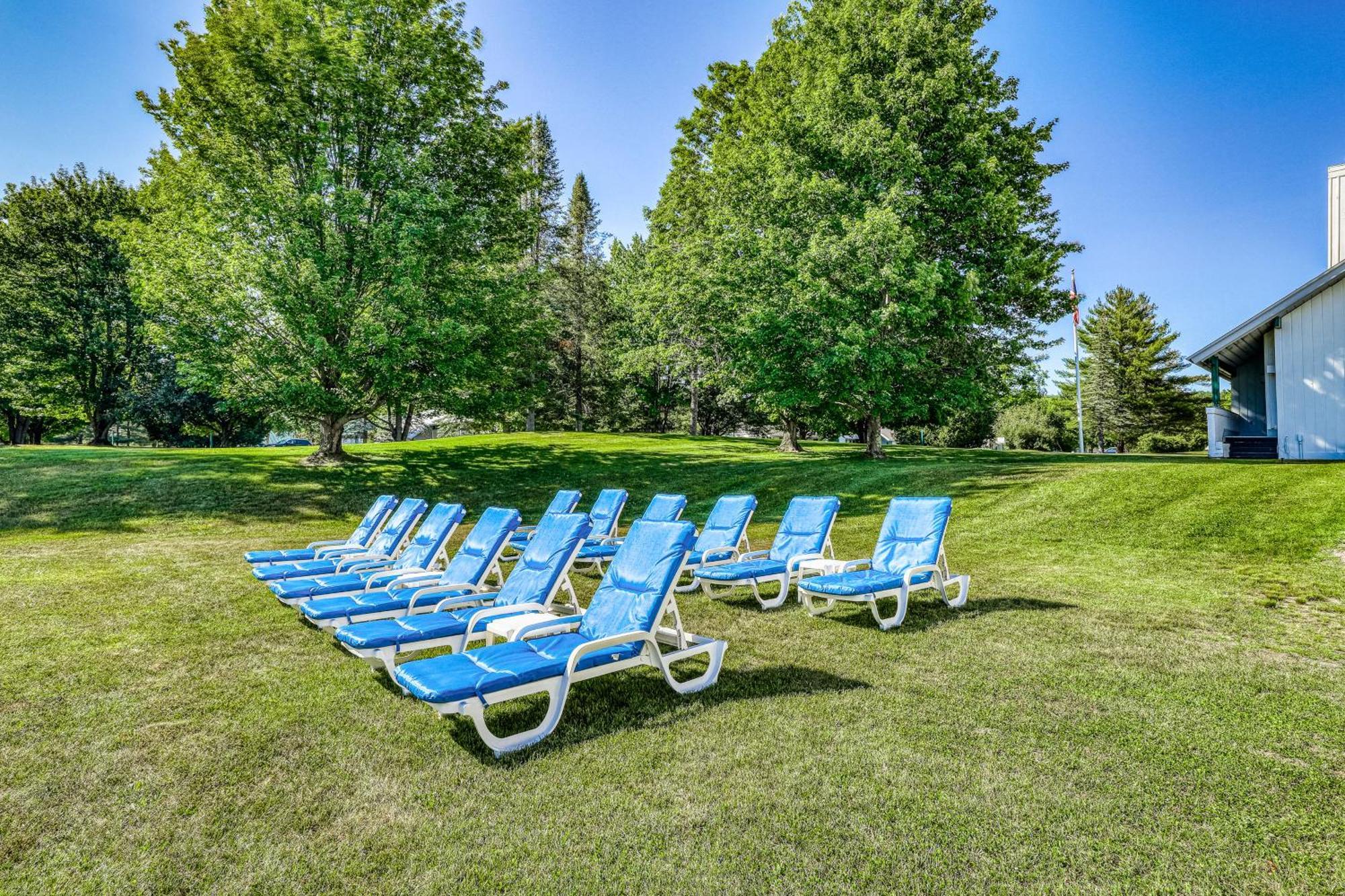 Village Green II Стоу Стая снимка